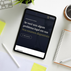 Imagem de um tablet em uma mesa de escritório como foto do staging 1